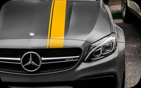 يعمل راب السيارة كطبقة حماية ثانية، حيث يحمي طلاء سيارتك الأصلي من أشعة الشمس القاسية والرمال والحصى والخدوش البسيطة. في ظل مناخ دبي القاسي، يعدّ الراب عالي الجودة أفضل درع لسيارتك ضد البهتان والتأكسد. يحافظ على الطلاء الأصلي سليماً، مما يساعد في الحفاظ على قيمة إعادة البيع ويقلل الحاجة للرتوش أو إعادة الطلاء.