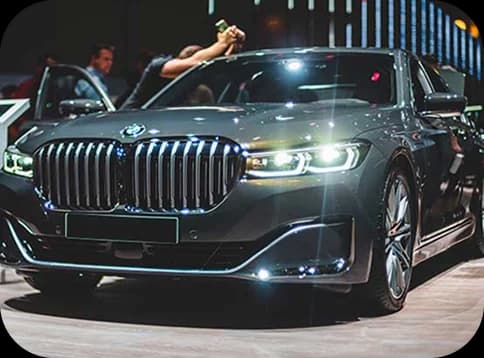 سواء كنت من عشاق اللون الأسود المطفي أو اللمعان العالي أو ملمس ألياف الكربون أو الألوان المتغيرة الجريئة، فإن الراب يفتح لك خيارات لا حدود لها من التخصيص. والأفضل من ذلك؟ أنه غير دائم. يمكنك تغيير مظهر سيارتك متى شئت دون الحاجة للطلاء. إنه الحرية المطلقة في التعبير عن ذوقك، ملفوفة في حزمة واحدة أنيقة.